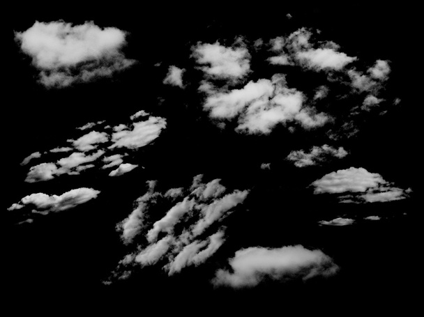 Joukko eristettyjä pilviä mustan päälle
 - Valokuva, kuva