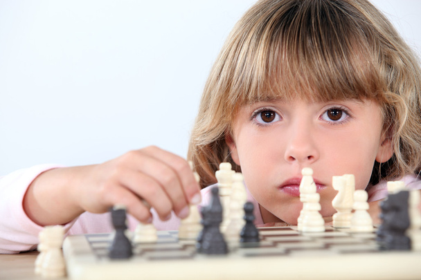 Little girl playing chess - Fotografie, Obrázek