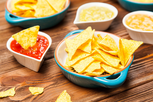 Plaat van nachos met verschillende dips - Foto, afbeelding