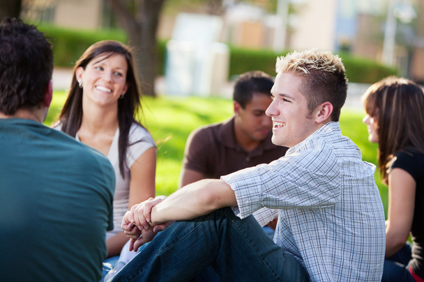 College: Guy lachen met vrienden op de Campus - Foto, afbeelding