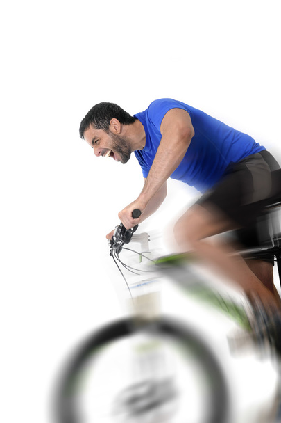 юноша на горном велосипеде упорно тренируется на спринте по фитнесу и концепции соревнований
 - Фото, изображение