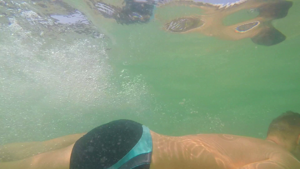 Jonge Man duiken zwemmen onder water. Slow Motion. - Video