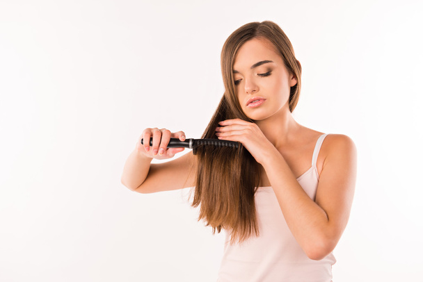 Girl combing her hair - Zdjęcie, obraz