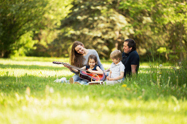 Riendly, cheerful family having a picnic. - Zdjęcie, obraz