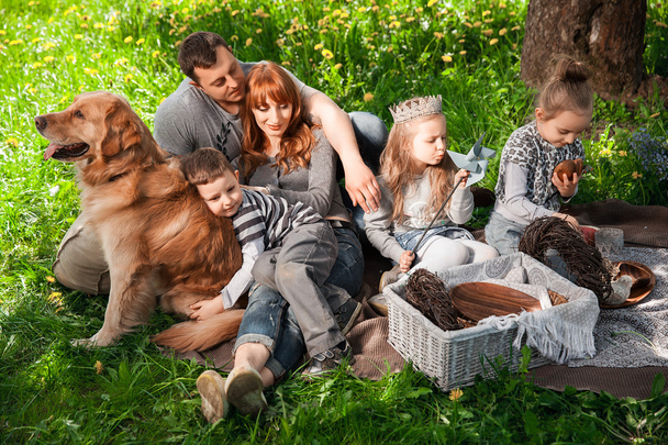 Riendly, cheerful family having a picnic. - Foto, afbeelding
