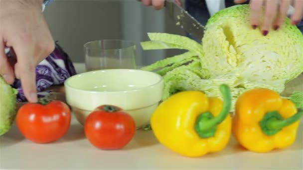 Fermez la table avec des légumes de cuisson pour le dîner
 - Séquence, vidéo