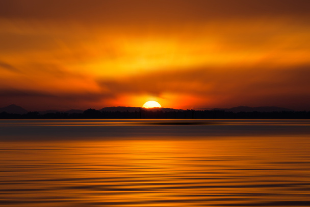 Moto del cielo al tramonto sul lago
. - Foto, immagini