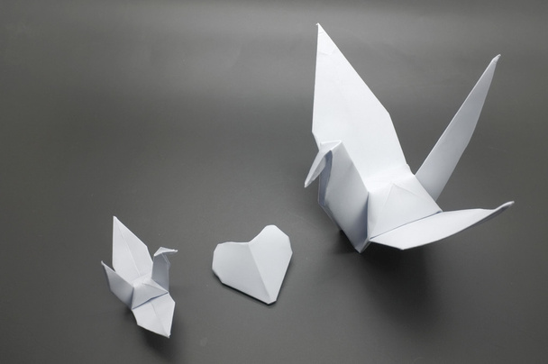Bílá origami jeřáb a srdce mezi pták papíru - Fotografie, Obrázek