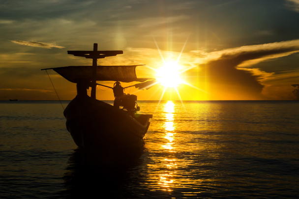 Silhouetten van vissersboten op het strand. - Foto, afbeelding