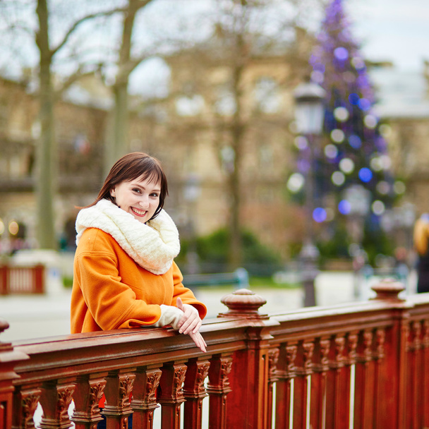 Happy young tourist in Paris on a winter day - Fotoğraf, Görsel