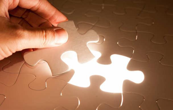 Jigsaw inserção de mão, imagem conceitual da estratégia de negócios
 - Foto, Imagem