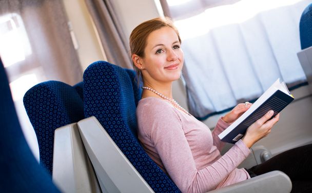 junge Frau liest im Zug ein Buch - Foto, Bild