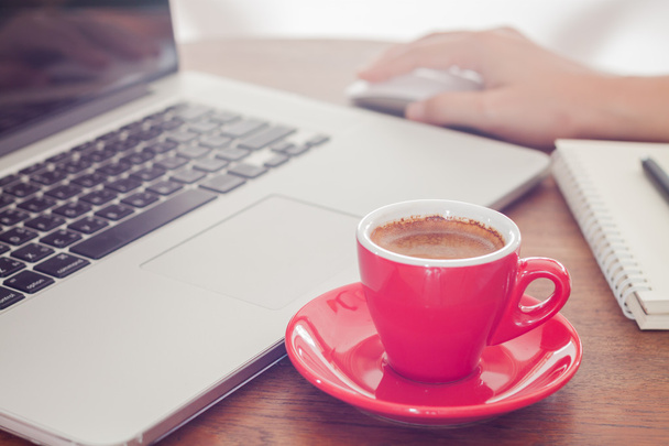 Xícara de café vermelho com bloco de notas e laptop
 - Foto, Imagem