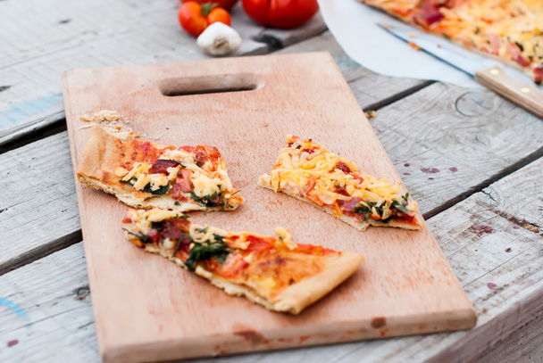 thin pizza with tomato, grated cheese and herbs - Foto, immagini