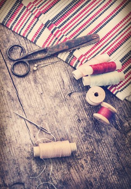 Scissors and bobbins with threads - Foto, Bild