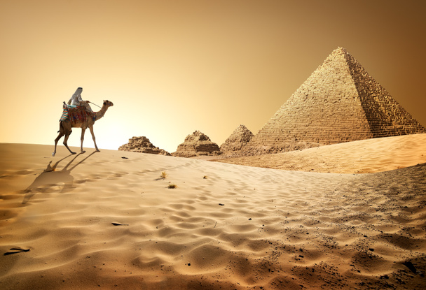Pyramides dans le désert - Photo, image