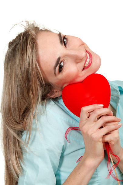 atractiva mujer sonriente con corazón sobre fondo blanco
 - Foto, imagen