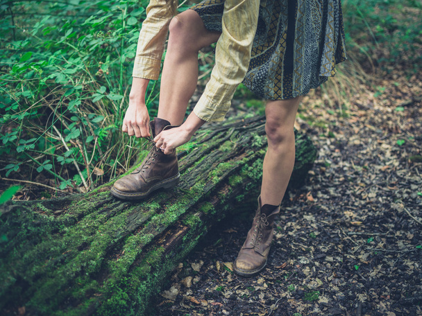 Femme attachant ses chaussures dans la forêt
 - Photo, image