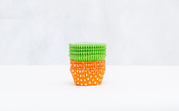 Pila de una variedad de liners de cupcakes de colores
 - Foto, imagen