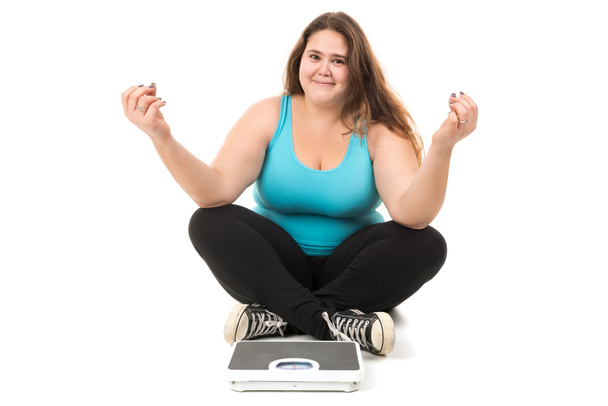 chica gorda meditando a escala
 - Foto, Imagen