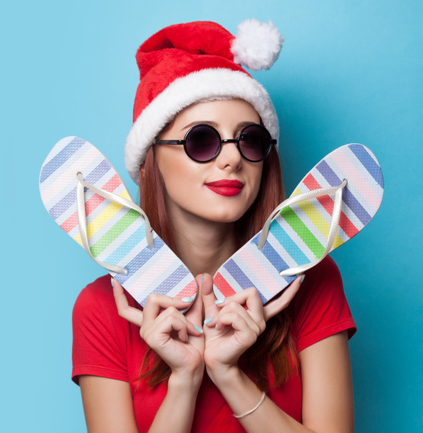 Frau mit Weihnachtsmütze und Flip-Flops - Foto, Bild