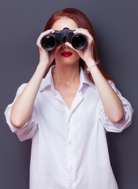 Mujer de negocios en camisa blanca con binocular
 - Foto, Imagen