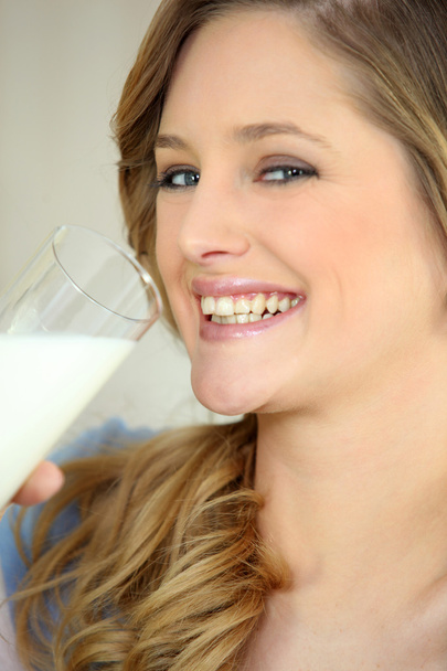 Woman drinking a glass of milk - Foto, afbeelding