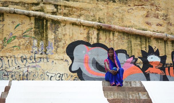 Indian γυναίκα sari παραδοσιακά στο Βαρανάσι - Φωτογραφία, εικόνα