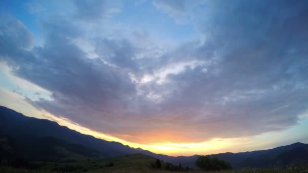 Sonnenuntergang in den Karpaten. - Filmmaterial, Video