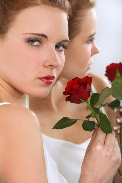 Woman holding single rose - Foto, Bild