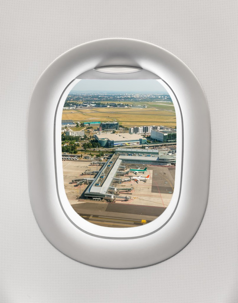 Patrząc przez okno samolotu na lotnisko w Pradze - Zdjęcie, obraz