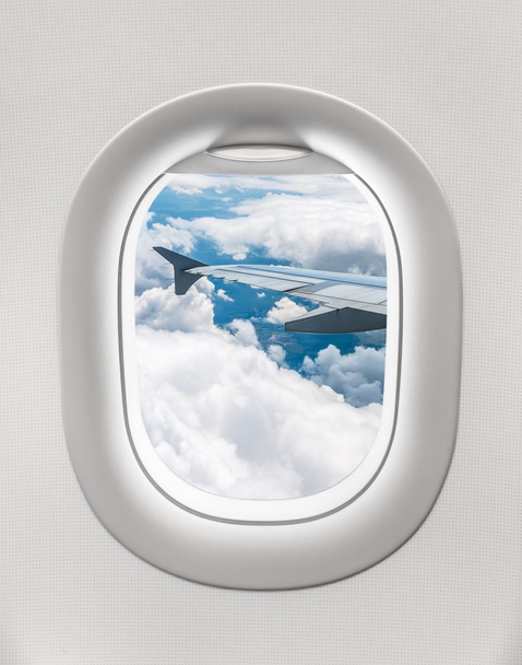 Kinézett az ablakon, a síkot a repülőgép szárnyát és a cloud - Fotó, kép