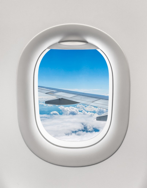 Blick aus dem Fenster eines Flugzeugs auf den Flugzeugflügel und die Wolke - Foto, Bild