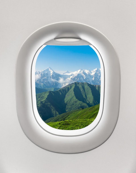 Κοιτώντας έξω από το παράθυρο του αεροπλάνου προς τα βουνά στη γεωργία - Φωτογραφία, εικόνα