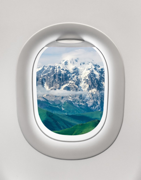 ジョージアの山行きの飛行機の窓の外見てください。 - 写真・画像