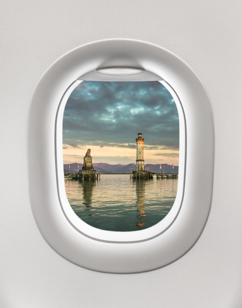 Patrząc przez okno samolotu do latarni morskiej w Lindau - Zdjęcie, obraz
