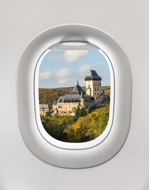 Κοιτώντας έξω από το παράθυρο του αεροπλάνου η Κάστρο Κάρλστεϊν - Φωτογραφία, εικόνα