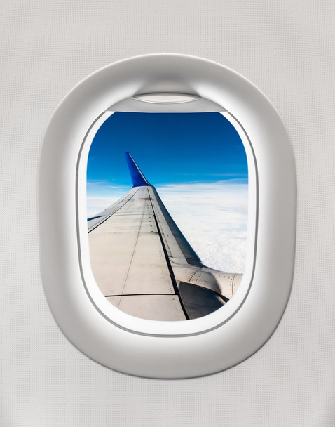 Regardant par la fenêtre d'un avion vers l'aile de l'avion, nuages
 - Photo, image