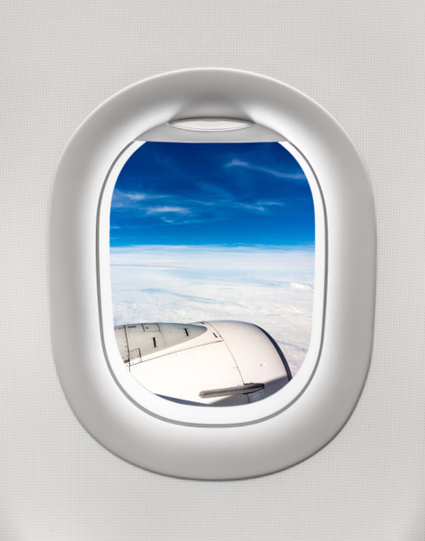 Guardando fuori dal finestrino di un aereo alla turbina dell'aeromobile
 - Foto, immagini