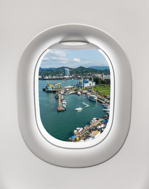 Κοιτώντας έξω από το παράθυρο του αεροπλάνου του λιμανιού σε Batumi - Φωτογραφία, εικόνα