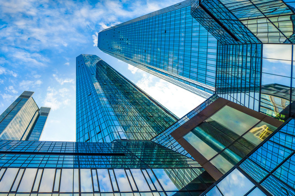 Современные небоскребы в деловом районе против голубого неба
 - Фото, изображение