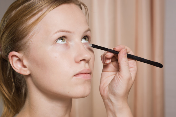Μακιγιέρ εφαρμογή υγρό eyeliner με βούρτσα - Φωτογραφία, εικόνα