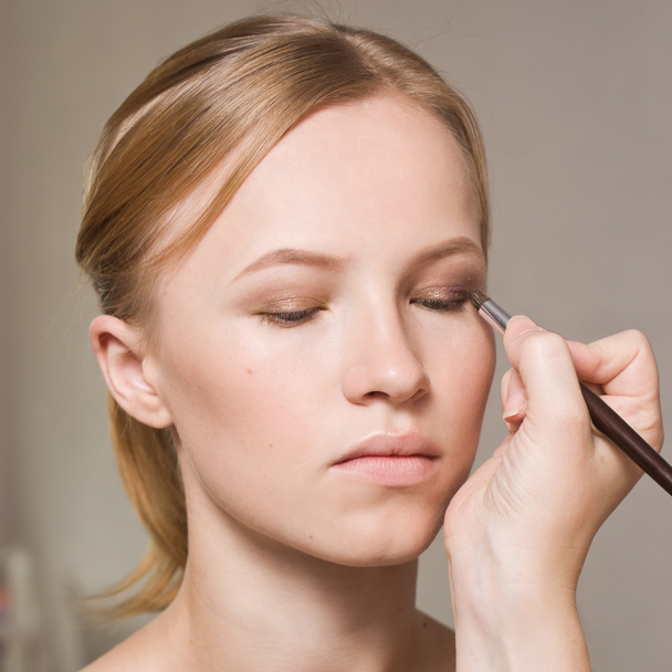Make-up artist applicando eyeliner liquido con pennello
 - Foto, immagini