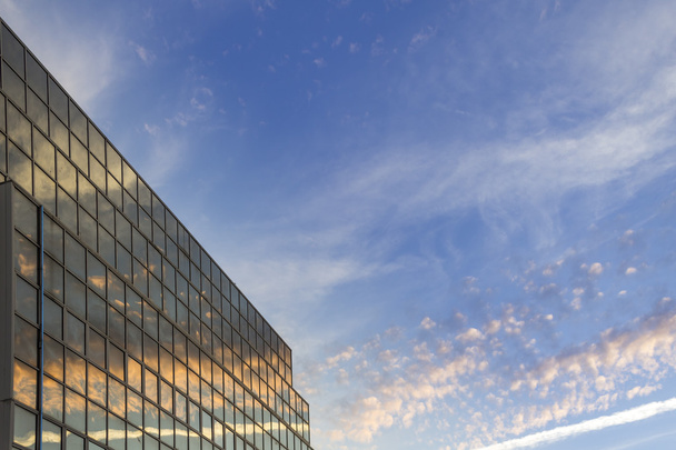 Coucher de soleil ciel nuageux doux et réflexe dans un bâtiment moderne
 - Photo, image