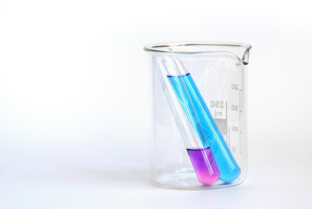 Beaker com tubos de teste preenchidos com produtos químicos
 - Foto, Imagem
