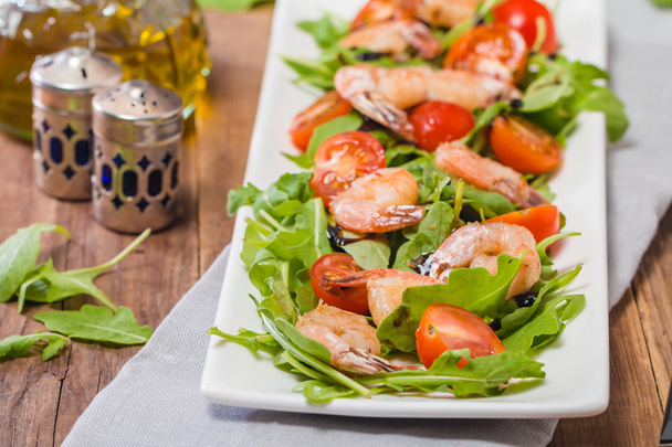 Salad with shrimps or prawn, tomato and arugula - Valokuva, kuva