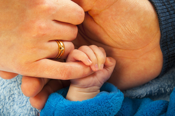 rękę dziecko w ręce rodziców - Zdjęcie, obraz