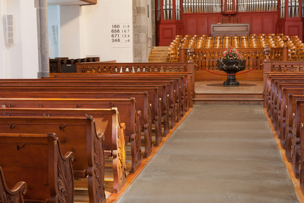 Ряды пустых деревянных церковных скамеек
 - Фото, изображение
