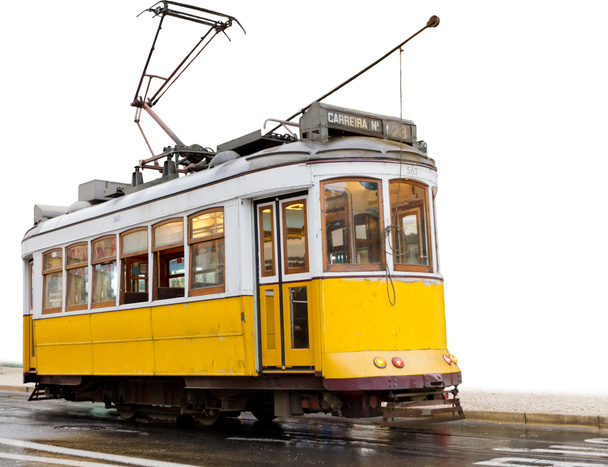 klasyczny żółty tramwaj z Lizbony na białym tle - Zdjęcie, obraz