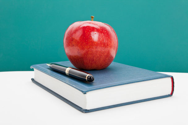 Manzana roja y libro de texto
 - Foto, Imagen
